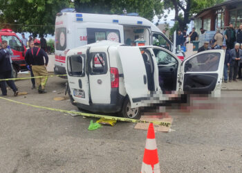 TIR'ın savrulan dorsesine hafif ticari araç çarptı: 3 ölü, 4 yaralı