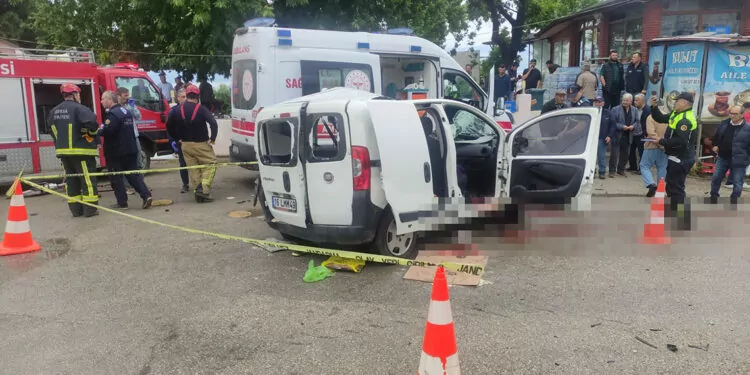 Tir'ın savrulan dorsesine hafif ticari araç çarptı: 3 ölü, 4 yaralı