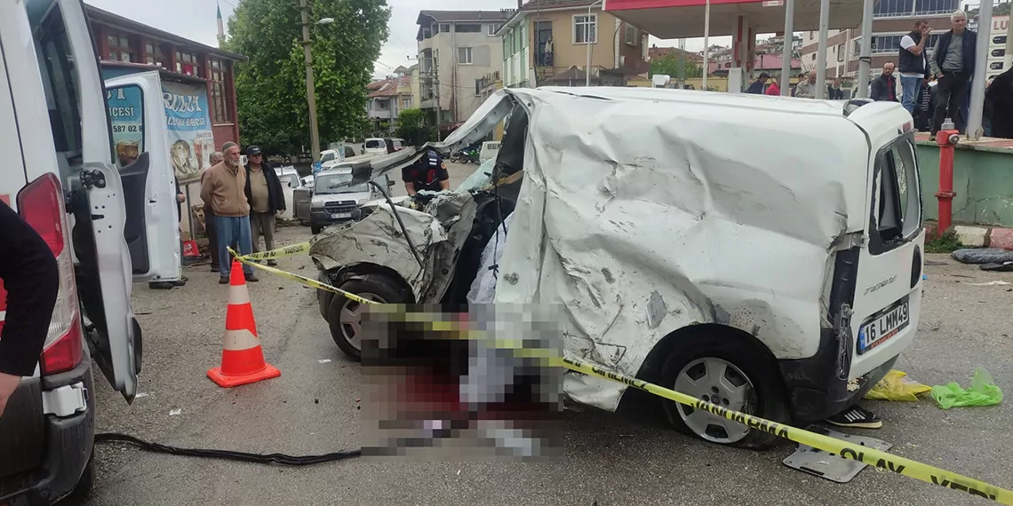Tir'ın savrulan dorsesine hafif ticari araç çarptı: 3 ölü, 4 yaralı