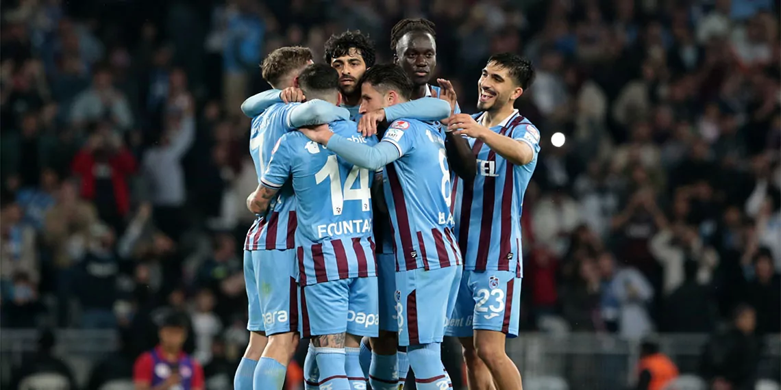 Türkiye kupası yarı final rövanş maçında fatih karagümrük, sahasında ağırladığı trabzonspor’a 4-0 mağlup oldu. İlk maçı da 3-2 kazanan bordo-mavili ekip, türkiye kupası’nda finale yükseldi. Trabzonspor kupa finalinde beşiktaş ile karşılaşacak.