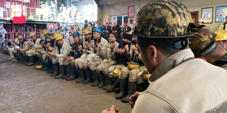 TTK çalışanları, Soma'da hayatını kaybeden madencileri andı