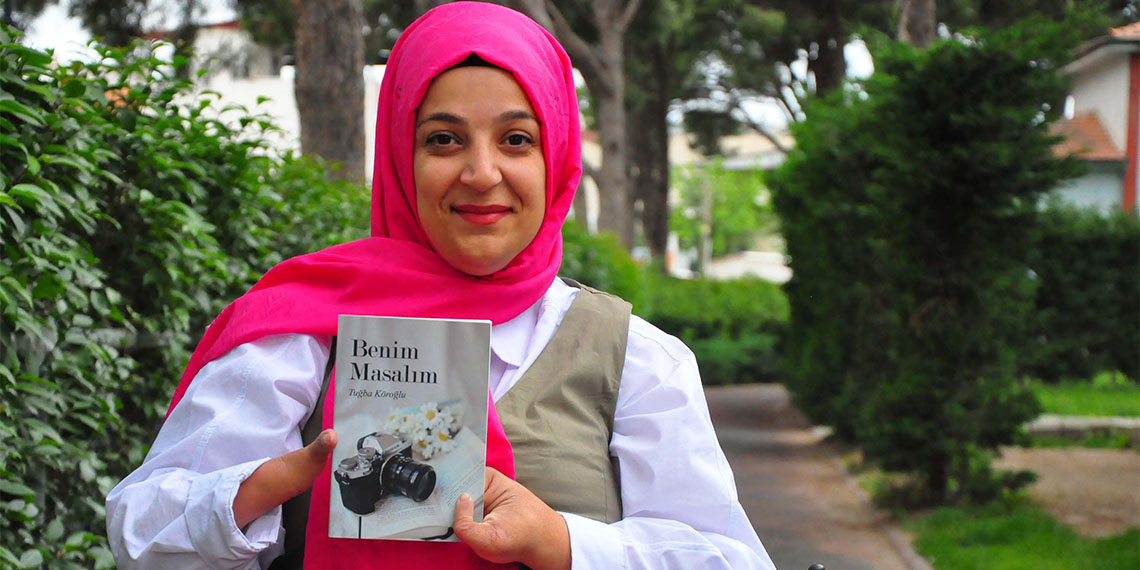 Manisa'da yaşayan yüzde 90 bedensel engelli Tuğba Köroğlu (27), hayat hikayesini 2 parmağıyla yazarak kitaplaştırdı.