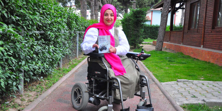 Hayat hikayesini 2 parmağıyla yazarak kitaplaştırdı