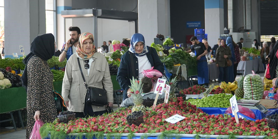 Tüketici enflasyonuna etki eden ana harcama grupları içinde Nisan 2024 döneminde en yüksek ağırlığı yüzde 24,98 oranla gıda ve alkolsüz içecekler oluşturdu.