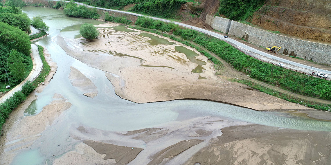 Trabzon'da, turizm merkezi Uzungöl ve Sera Gölü'nde, yağış rejiminde değişkenliğe yol açan küresel iklim değişikliğinin etkileriyle su seviyesi azaldı, göl tabanlarında kirliliğin yanı sıra tortu taşınımı, çamur ve yosunlaşma arttı.