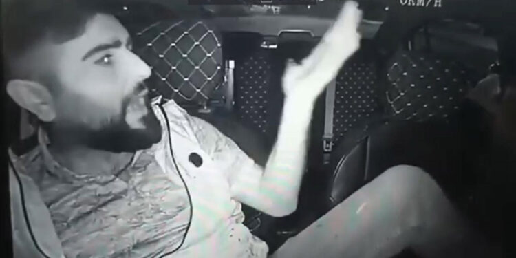 Taksi şoförüne satırlı saldırı; parmağı koptu