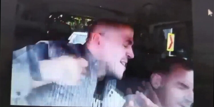 Taksici müşterisinin yumruklu saldırısına uğradı