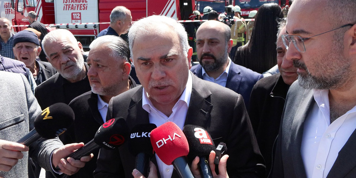 Eminönü'nde Mısır Çarşısı'nda yangın çıktı. İhbar üzerin olay yerine çok sayıda itfaiye ekibi sevk edildi. İtfaiye ekiplerinin yangına müdahalesi sürüyor.