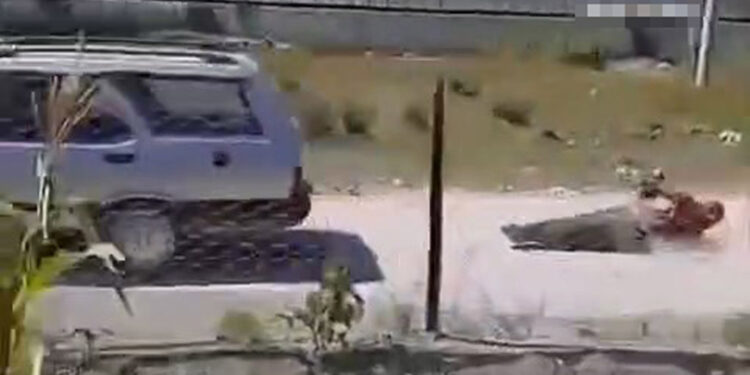 Tartıştığı kişiyi iple otomobilin arkasına bağlayıp sürükledi