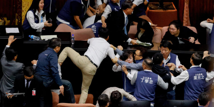 Tayvan'da yasa tasarısını alıp kaçan milletvekili ülkeyi karıştırdı