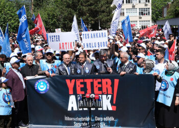 Türk Eğitim-Sen üyeleri, öğretmene şiddeti protesto etti