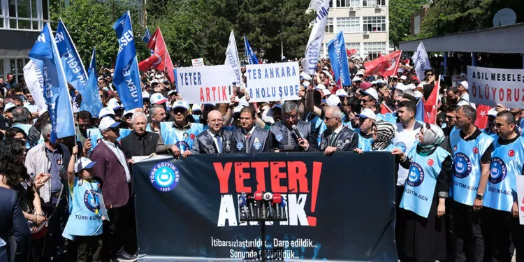 Türk eğitim-sen üyeleri, öğretmene şiddeti protesto etti