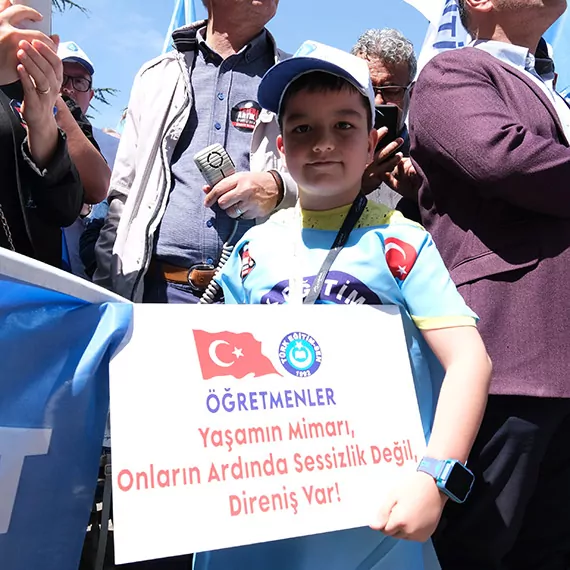 Turk egitim sen uyeleri ogretmene siddeti protesto ettiad - yerel haberler - haberton