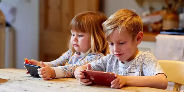 Türkiye’de çocuklar günde 163 dakika ekrana maruz kalıyor