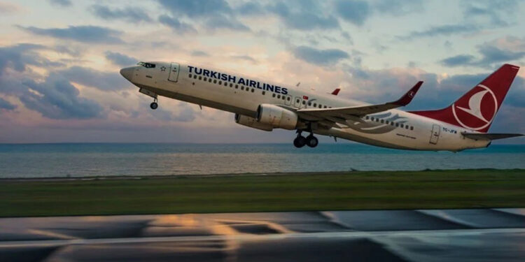 Türüblansa giren THY uçağında hostesin beli kırıldı