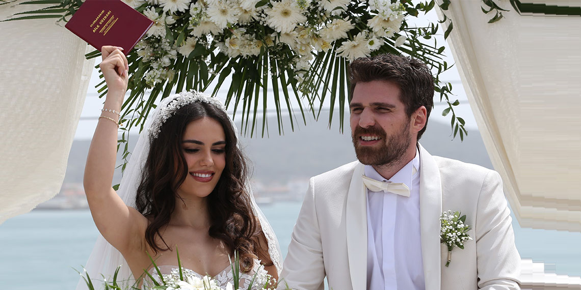 Kanal D’nin üç sezondur ekranda olan dizisi Üç Kız Kardeş final yapmaya hazırlanıyor. Çekimlerinin Ayvalık’ta yapıldığı dizinin final bölümünden iki farklı tanıtım filmi izleyici ile buluştu.