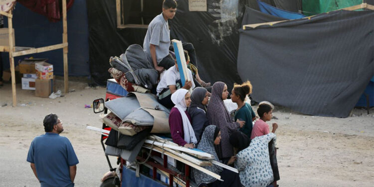 İsrail'in tahliye emrinin ardından 300 bin kişi Refah'tan kaçtı