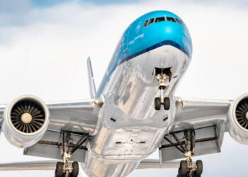 Uçağının çalışan jet motoruna düşen yolcu hayatını kaybetti