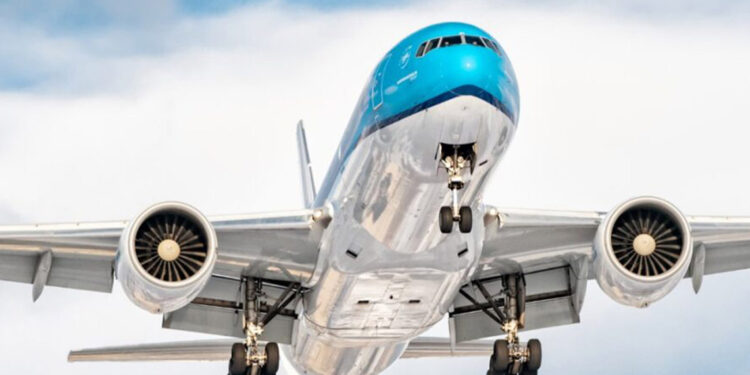 Uçağının çalışan jet motoruna düşen yolcu hayatını kaybetti