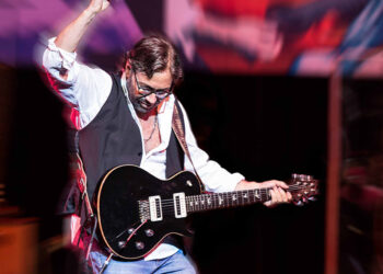 Ünlü gitar virtüözü Al Di Meola, İstanbul'a geliyor