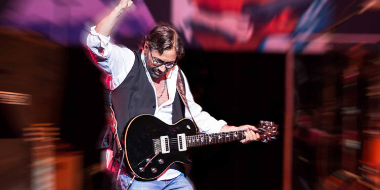 Ünlü gitar virtüözü Al Di Meola, İstanbul'a geliyor