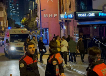 Üsküdar'da barışmak için bir araya gelen iki grup arasında kavga