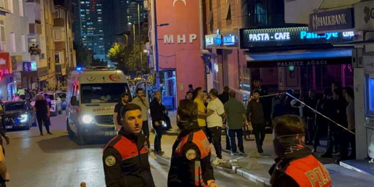 Üsküdar'da barışmak için bir araya gelen iki grup arasında kavga