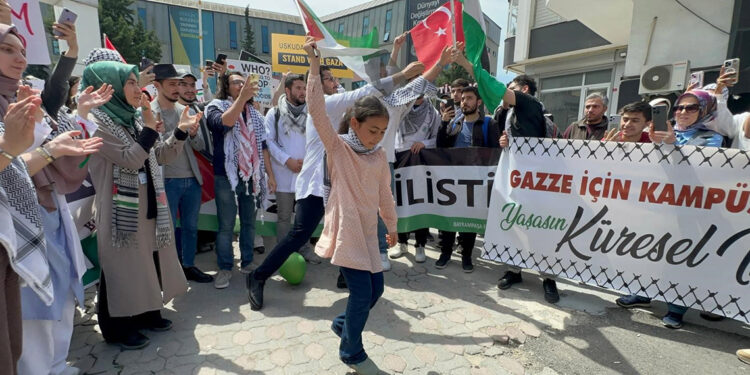 Üsküdar’da üniversitelilerden Özgür Filistin yürüyüşü