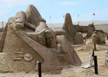 'uzay' temalı kum heykeller sezonu açıldı