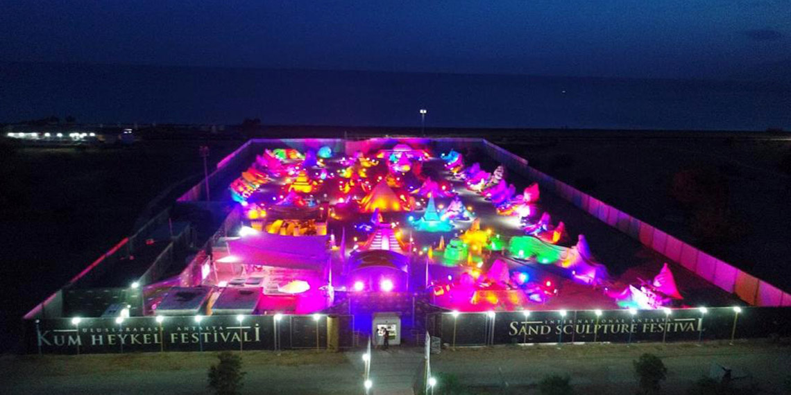 Antalya'nın önemli kültürel ve sanatsal etkinliklerinden 'Uluslararası Antalya Kum Heykel Festivali', Lara sahilinde 2024 sezonuna, 'Uzay Macerası' temasıyla başladı. Festival alanında, 10 bin ton nehir kumuyla yapılan 200 eser bulunuyor.