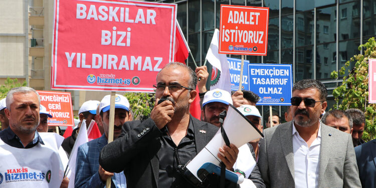 Van Büyükşehir Belediyesi'nde işten çıkarılanlar için eylem yaptı