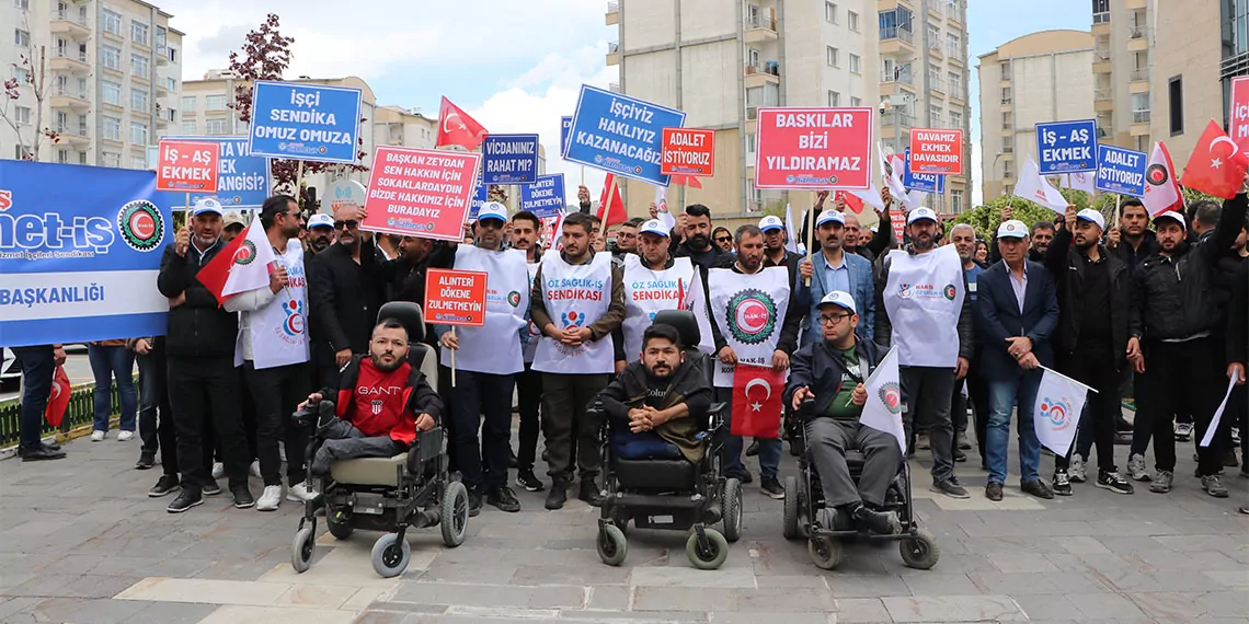 Van'da sendika üyeleri ve işçiler, van büyükşehir belediyesi'nde işten çıkarılanlar için eylem yaptı.