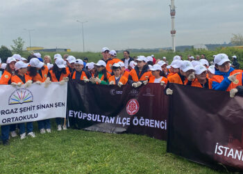 Vali Gül, ormanda çocuklarla çöp topladı