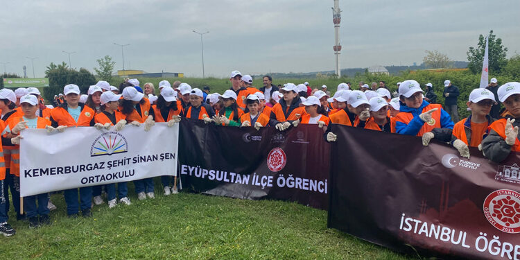 Vali Gül, ormanda çocuklarla çöp topladı