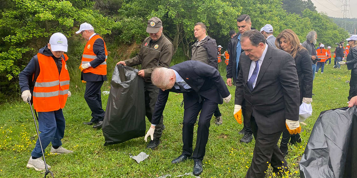 Vali Gül, ormanda çocuklarla çöp topladı