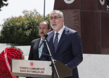 Vedat Işıkhan Bakü'de Azerbaycan Şehitliği'ni ziyaret etti