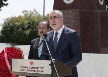 Vedat işıkhan bakü'de azerbaycan şehitliği'ni ziyaret etti