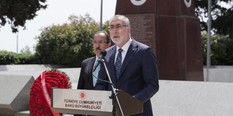 Vedat Işıkhan Bakü'de Azerbaycan Şehitliği'ni ziyaret etti