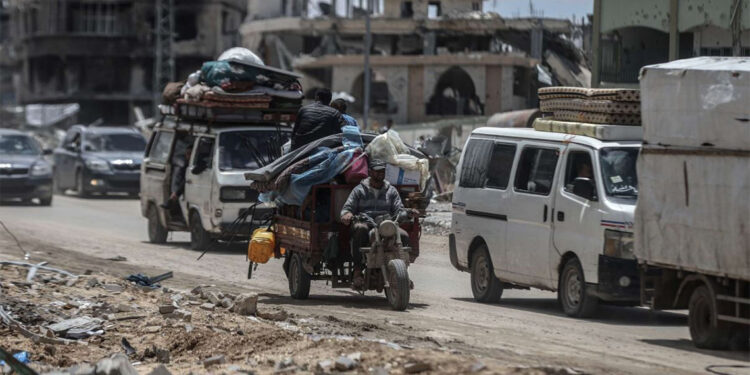 Refah'tan ayrılmak zorunda kalan aileler bir kez daha yolda