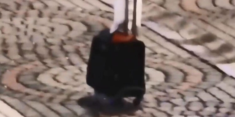 Gazipaşa'da yol kenarına bırakılan sahipsiz valiz endişe yarattı