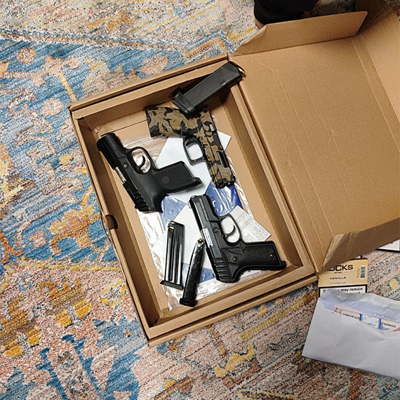 Yalova'da, kendilerini polis olarak tanıtıp Suriye ve Irak uyruklu vatandaşlara Türkiye Vatandaşlığı vaadiyle sahte belge hazırlayarak dolandıran 5 şüpheli düzenlenen operasyonla yakalandı.