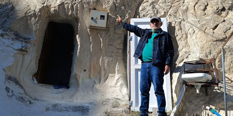 Kayseri'de peribacasında yaşıyor