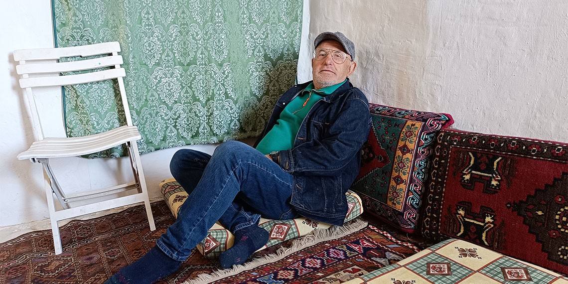 Bursa'nın Mudanya ilçesinde yaşayan emekli banka müdürü Hasan Coşkun (70), yazları geldiği memleketi Kayseri'nin Yeşilhisar ilçesinde, peribacasında yaşıyor.