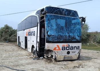 Niğde kara yolunda yolcu otobüsü şarampole devrildi