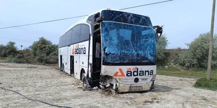 Niğde kara yolunda yolcu otobüsü şarampole devrildi