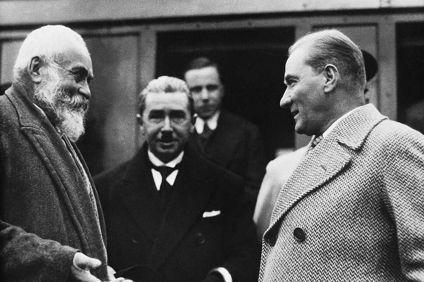 Yunanistan Başbakanı Kiryakos Miçotakis, yarın gerçekleşecek Türkiye ziyareti öncesinde önemli açıklamalarda bulundu. Türkiye-Yunanistan ilişkileri hakkında konuşan Başbakan Miçotakis, “Yunanistan kimseyi tehdit etmiyor ve şunu bir kez daha vurgulamak isterim ki; biz düşman değil komşuyuz" dedi.