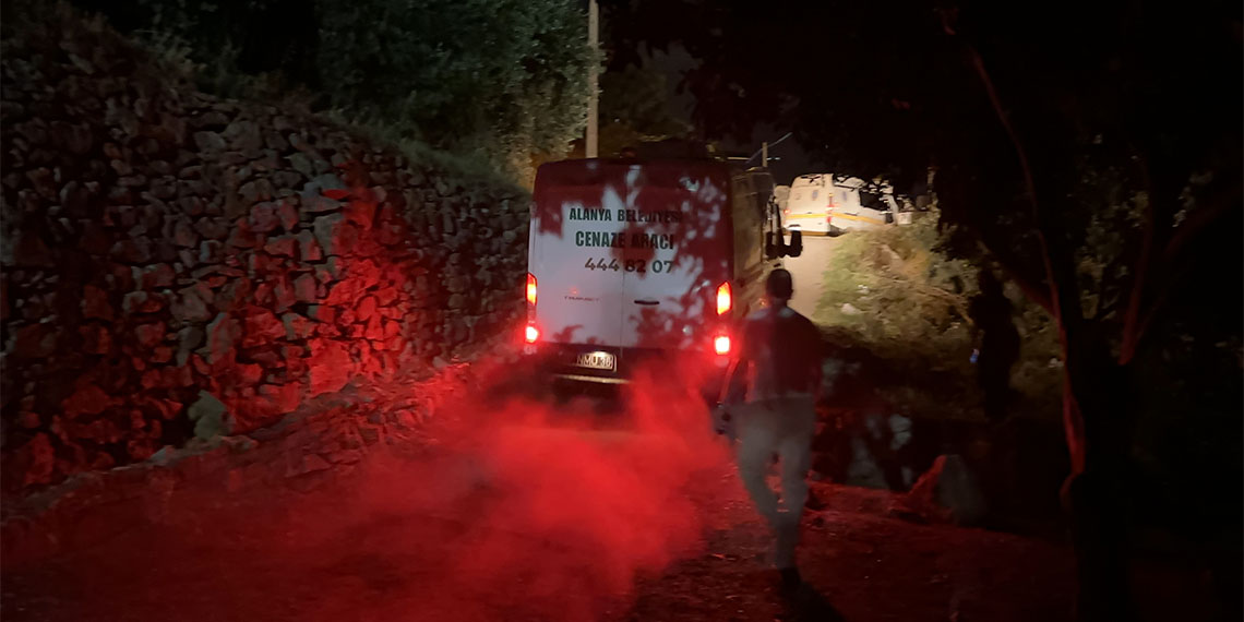 Antalya’nın Alanya ilçesinde Ali Elitok ve Akkız Elitok çifti evlerinde ölü bulundu. Elitok çiftinin mutfakta açık unutulan ocaktan sızan gazdan zehirlendiği belirlendi.
