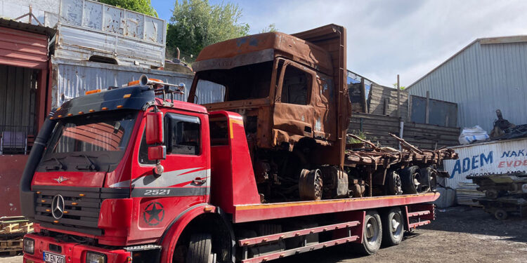 Yanan kamyon çekiciye yüklenip çalındı; hurdacıda parçalanmış