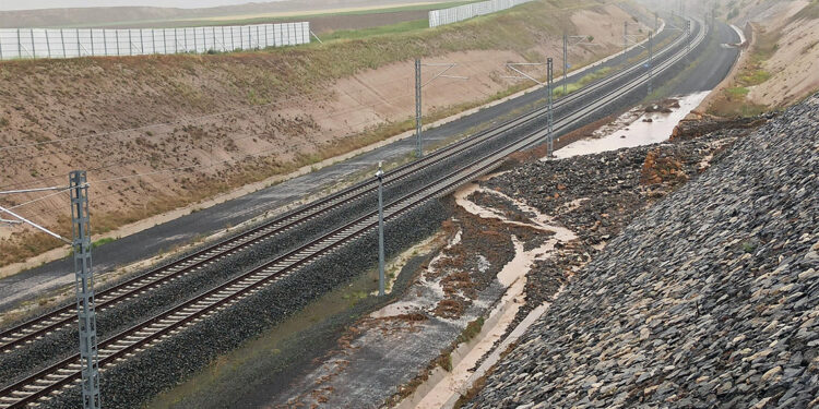 Yozgat'ta sağanak yağış; YHT hattında hasar oluştu