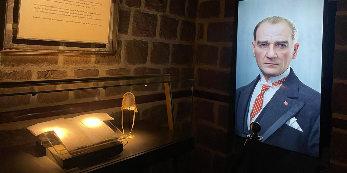 Ankara'da Anneler Günü öncesi ziyarete açılan 'Anne Müzesi'nde İranlı sanatçı Hadi Karimi'nin dijital heykel çalışması ile Ulu Önder Mustafa Kemal Atatürk'ün annesi Zübeyde Hanım'ın yüzü gerçeğe en yakın şekilde yer alıyor.